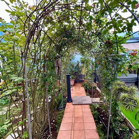 Сasa de vacaciones Casa Con Jardín Y Jacuzzi