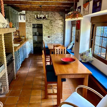 Сasa de vacaciones Casa Con Jardín Y Jacuzzi